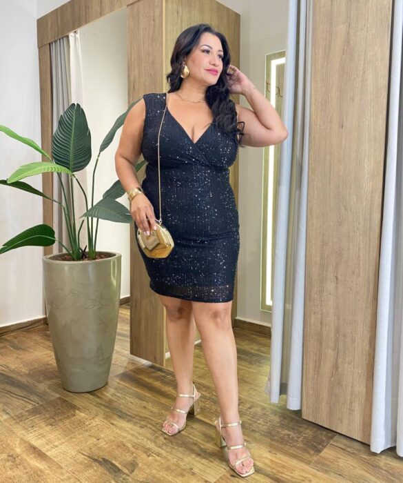 Vestido Feminino Curto Plus com Bojo Decote Paetê Preto - Fernanda Ramos Store