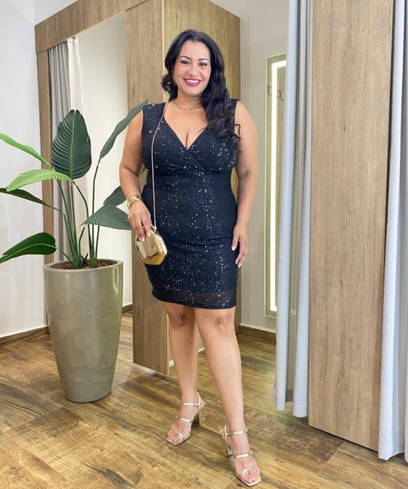 Vestido Feminino Curto Plus com Bojo Decote Paetê Preto - Fernanda Ramos Store