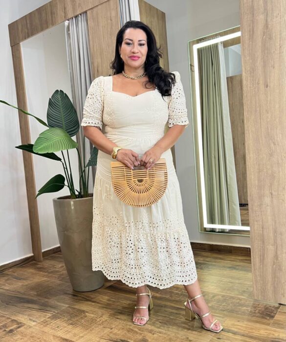 Vestido Midi Plus com Bojo Manga Curta e Detalhes em Laise Marfim - Fernanda Ramos Store