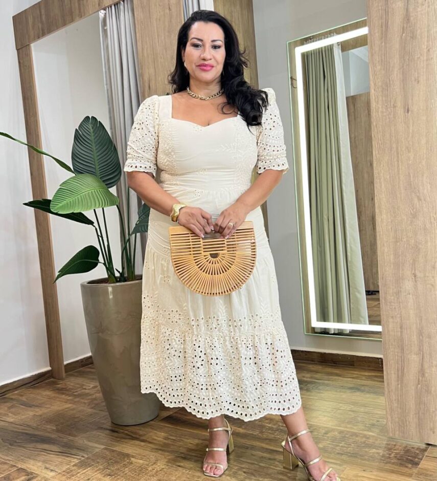 Vestido Midi Plus com Bojo Manga Curta e Detalhes em Laise Marfim - Fernanda Ramos Store