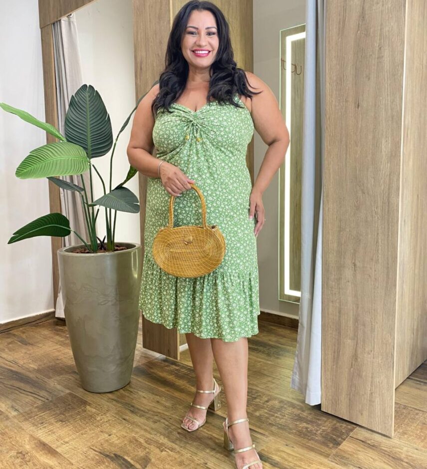 Vestido Midi Plus sem Bojo Anne com Detalhe e Estampa Flores Verde - Fernanda Ramos Store