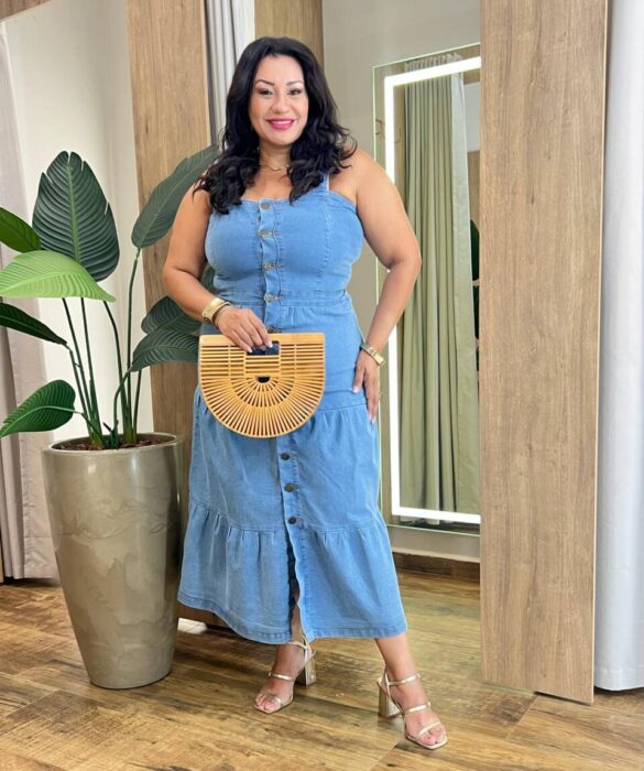 Vestido Midi Plus sem Bojo Jeans Fechamento em Botões e Alça - Fernanda Ramos Store