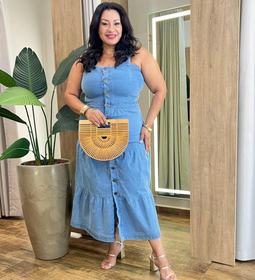Vestido Midi Plus sem Bojo Jeans Fechamento em Botões e Alça - Fernanda Ramos Store