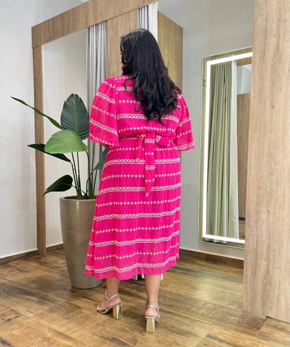 Vestido Midi Plus sem Bojo Manga Curta Bordado Pink - Fernanda Ramos Store