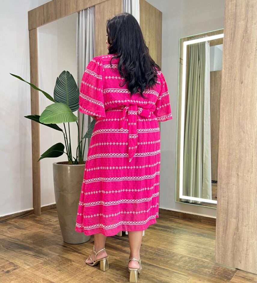 Vestido Midi Plus sem Bojo Manga Curta Bordado Pink - Fernanda Ramos Store