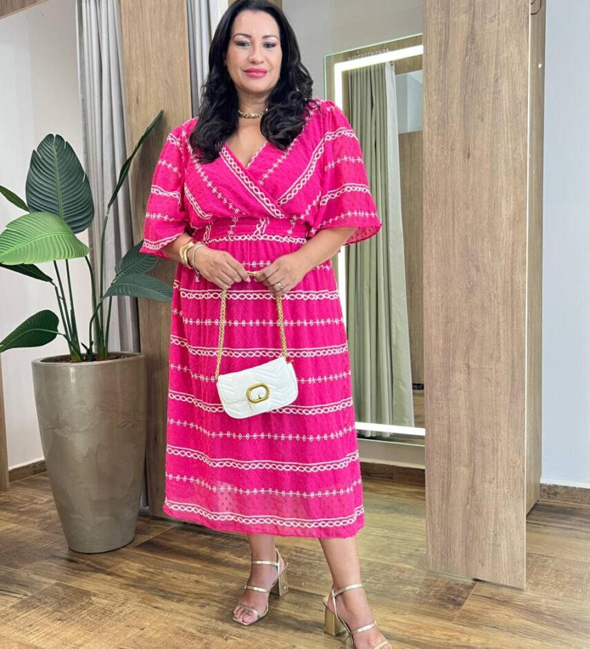 Vestido Midi Plus sem Bojo Manga Curta Bordado Pink - Fernanda Ramos Store