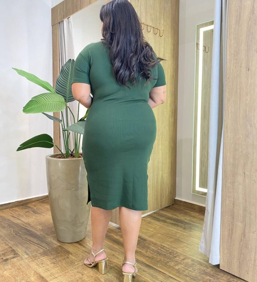 Vestido Midi Plus sem Bojo Manga Curta Canelado Verde Militar - Fernanda Ramos Store