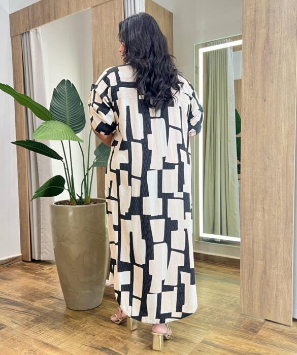 Vestido Midi sem Bojo Plus Estampado Fechamento em Botões Preto - Fernanda Ramos Store