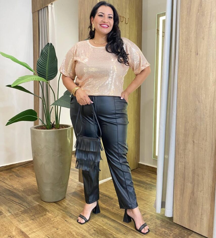 Blusa Cropped Feminino Plus Manga Curta sem Bojo Paetê Bege - Fernanda Ramos Store