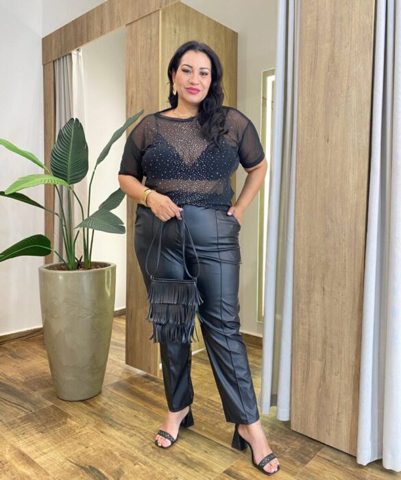 Blusa Feminina Manga Curta em Tule com Strass Transparente Preta - Fernanda Ramos Store