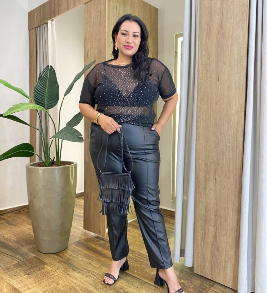 Blusa Feminina Manga Curta em Tule com Strass Transparente Preta - Fernanda Ramos Store