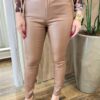 Calça Feminina Couro Eco Skinny Isabelly Caqui - Fernanda Ramos Store