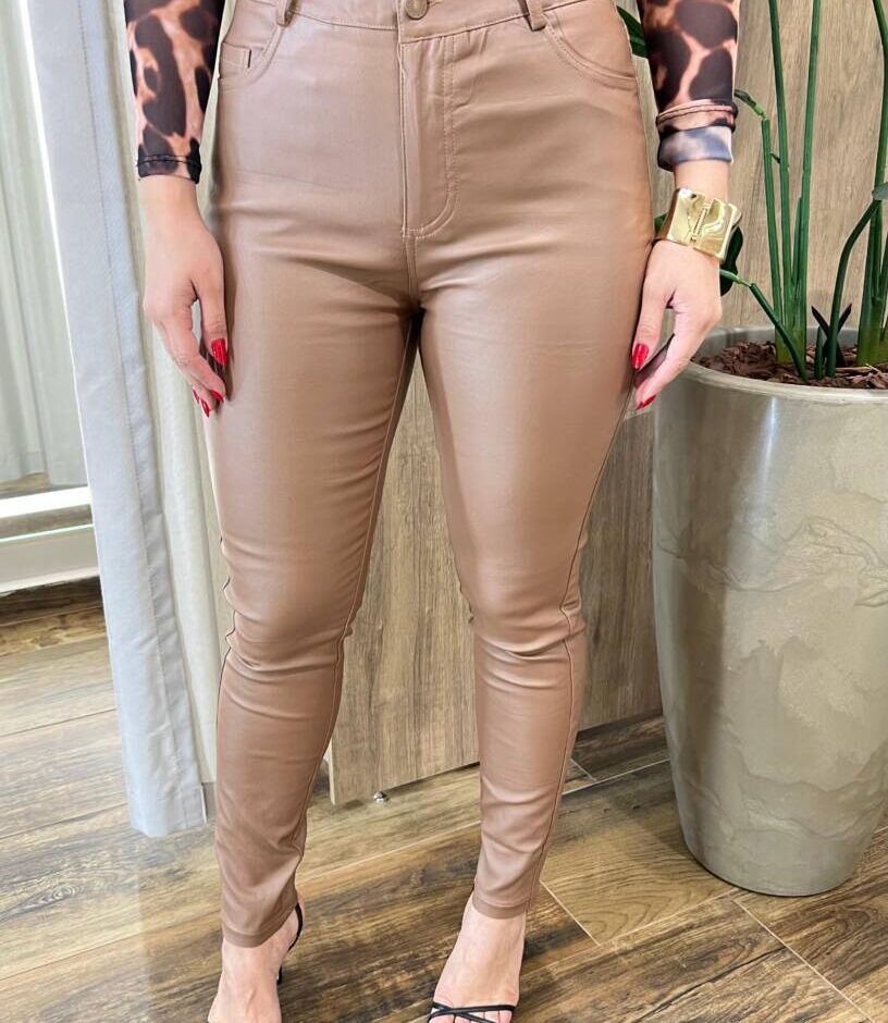 Calça Feminina Couro Eco Skinny Isabelly Caqui - Fernanda Ramos Store