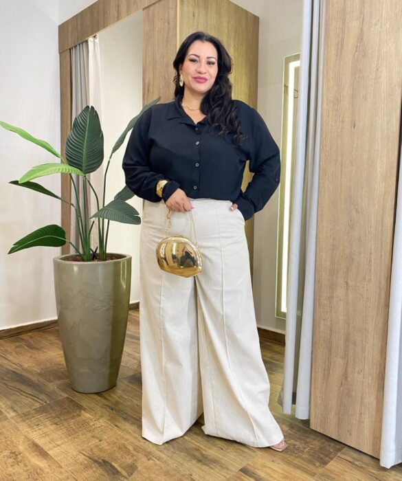 Calça Feminina Plus Pantalona Viscolinho Detalhe em Friso Cru - Fernanda Ramos Store