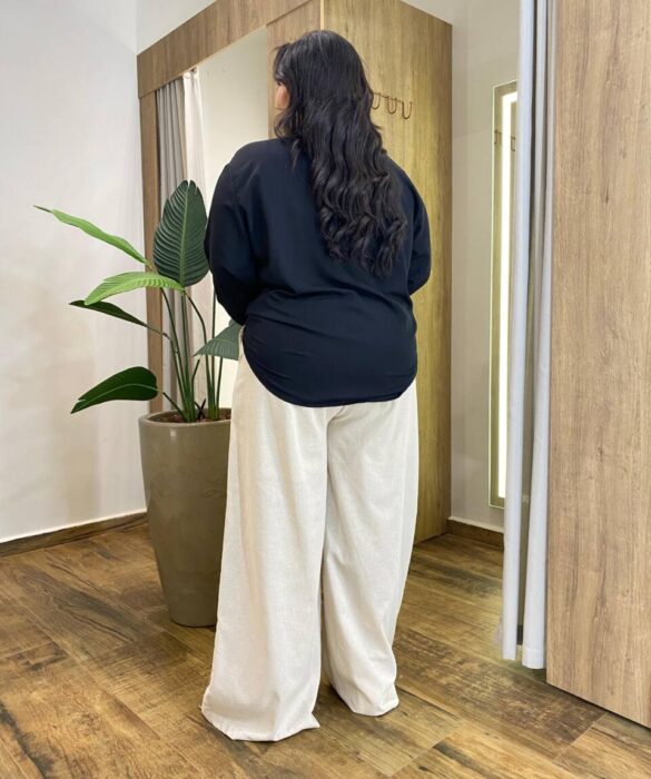 Calça Feminina Plus Pantalona Viscolinho Detalhe em Friso Cru - Fernanda Ramos Store