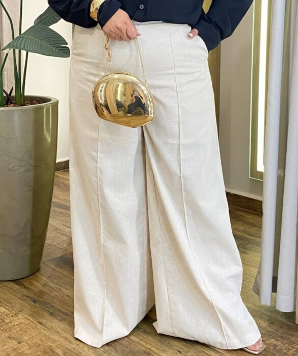 Calça Feminina Plus Pantalona Viscolinho Detalhe em Friso Cru - Fernanda Ramos Store