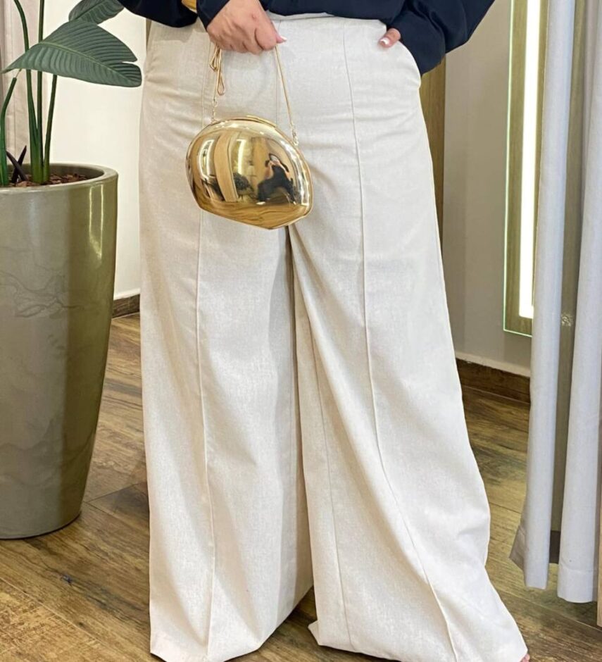 Calça Feminina Plus Pantalona Viscolinho Detalhe em Friso Cru - Fernanda Ramos Store