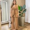 Conjunto Feminino Alfaiataria Colete com Amarração e Calça Caramelo - Fernanda Ramos Store