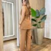 Conjunto Feminino Alfaiataria Colete com Amarração e Calça Caramelo - Fernanda Ramos Store