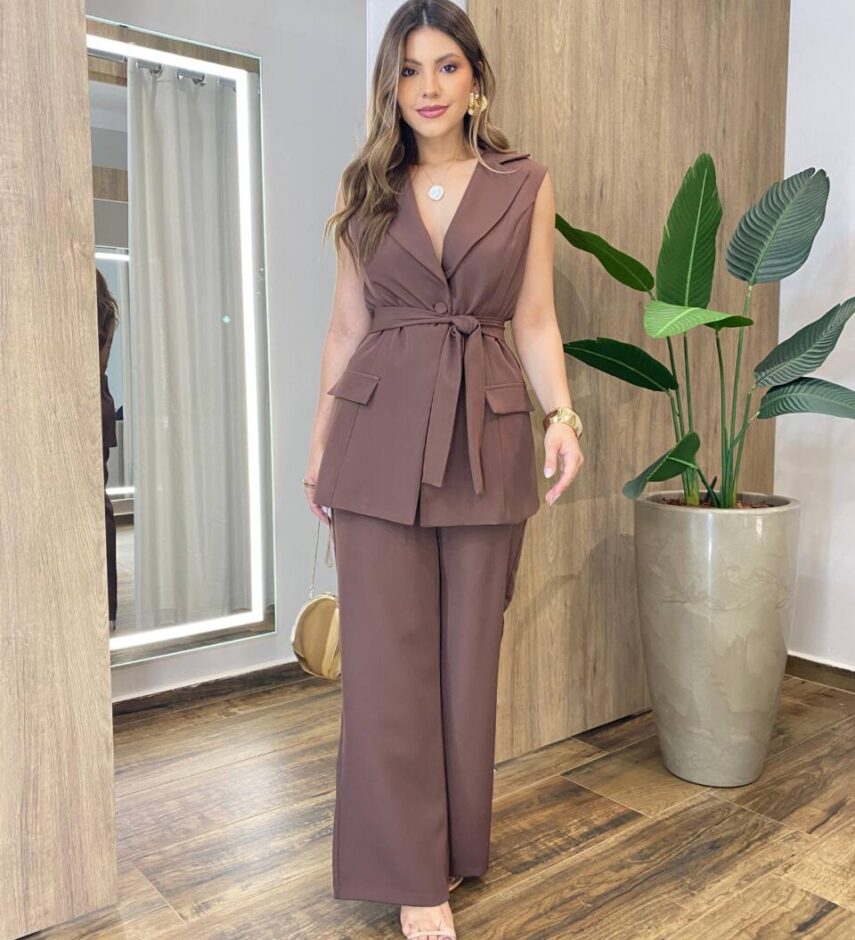 Conjunto Feminino Alfaiataria Colete com Amarração e Calça Marrom - Fernanda Ramos Store