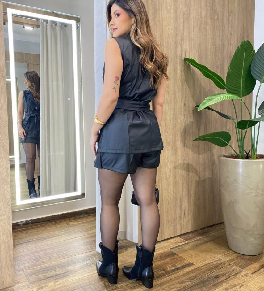 Conjunto Feminino Couro Eco Colete com Amarração e Short Saia Preto - Fernanda Ramos Store