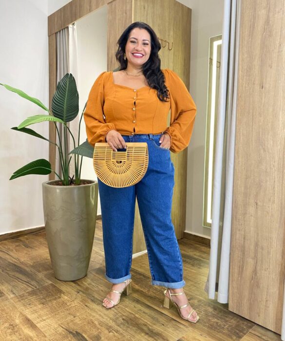 Cropped Feminino Plus sem Bojo Manga Longa com Botões Caramelo - Fernanda Ramos Store
