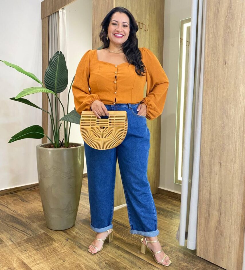 Cropped Feminino Plus sem Bojo Manga Longa com Botões Caramelo - Fernanda Ramos Store