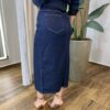 Saia Midi Feminina Renata Jeans Escuro com Fenda e Bolsos - Fernanda Ramos Store