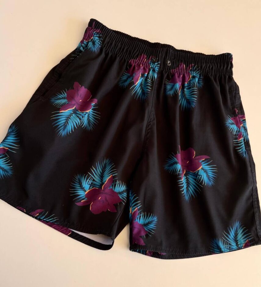 Bermuda Masculina Tactel com Elástico e Bolsos Preto Floral - Fernanda Ramos Store