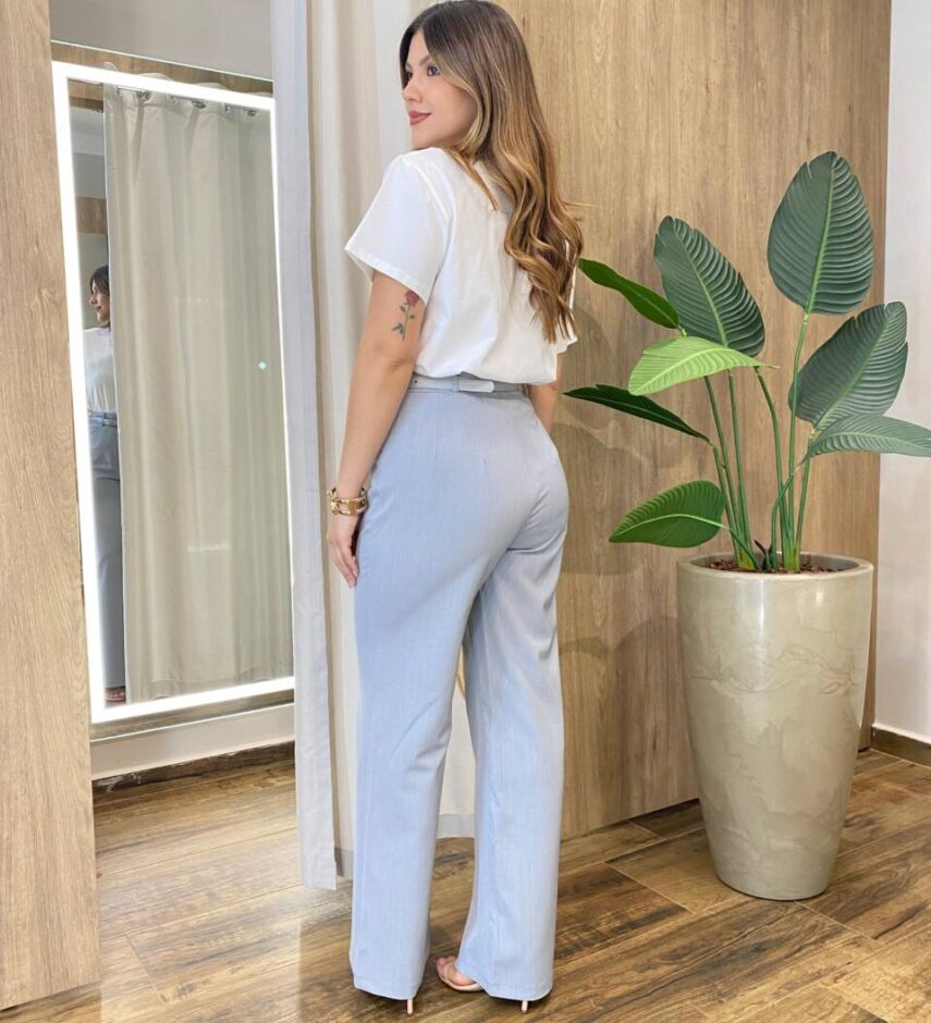 Blusa Feminina Manga Curta Endy Flor Lateral Off White - Fernanda Ramos Store