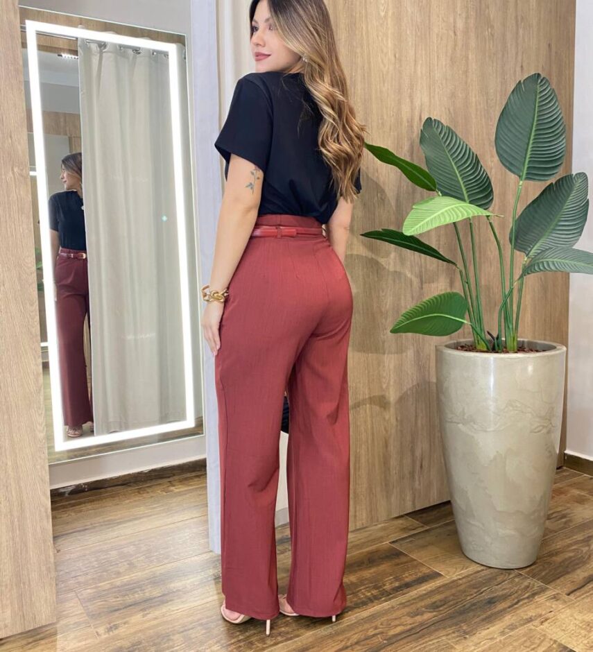 Blusa Feminina Manga Curta Endy Flor Lateral Preta - Fernanda Ramos Store