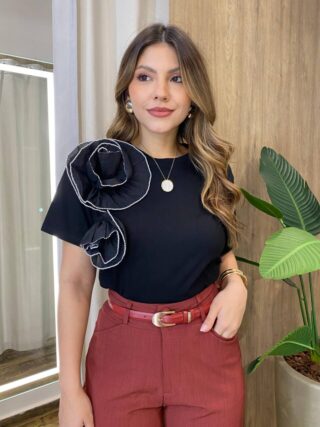 Blusa Feminina Manga Curta Endy Flor Lateral Preta - Fernanda Ramos Store