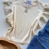 Blusa Feminina Manga Muscle com Detalhes em Guipir Creme AT5205 - Fernanda Ramos Store