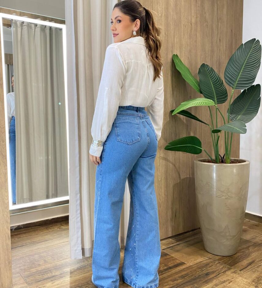 Calça Feminina Jeans Wide Leg com Detalhes Transversal em Brilho - Fernanda Ramos Store