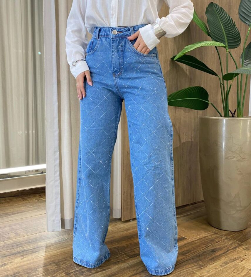 Calça Feminina Jeans Wide Leg com Detalhes Transversal em Brilho - Fernanda Ramos Store