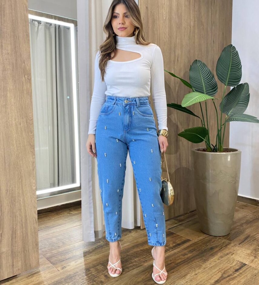 Calça Feminina Mom Jeans Slouchy Bordada com Pedras Brilhantes - Fernanda Ramos Store