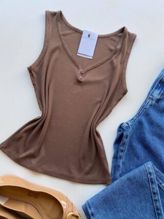 Regata Feminina Canelada Suellen com Detalhes e Botões Cappucino - Fernanda Ramos Store
