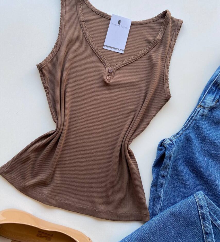 Regata Feminina Canelada Suellen com Detalhes e Botões Cappucino - Fernanda Ramos Store