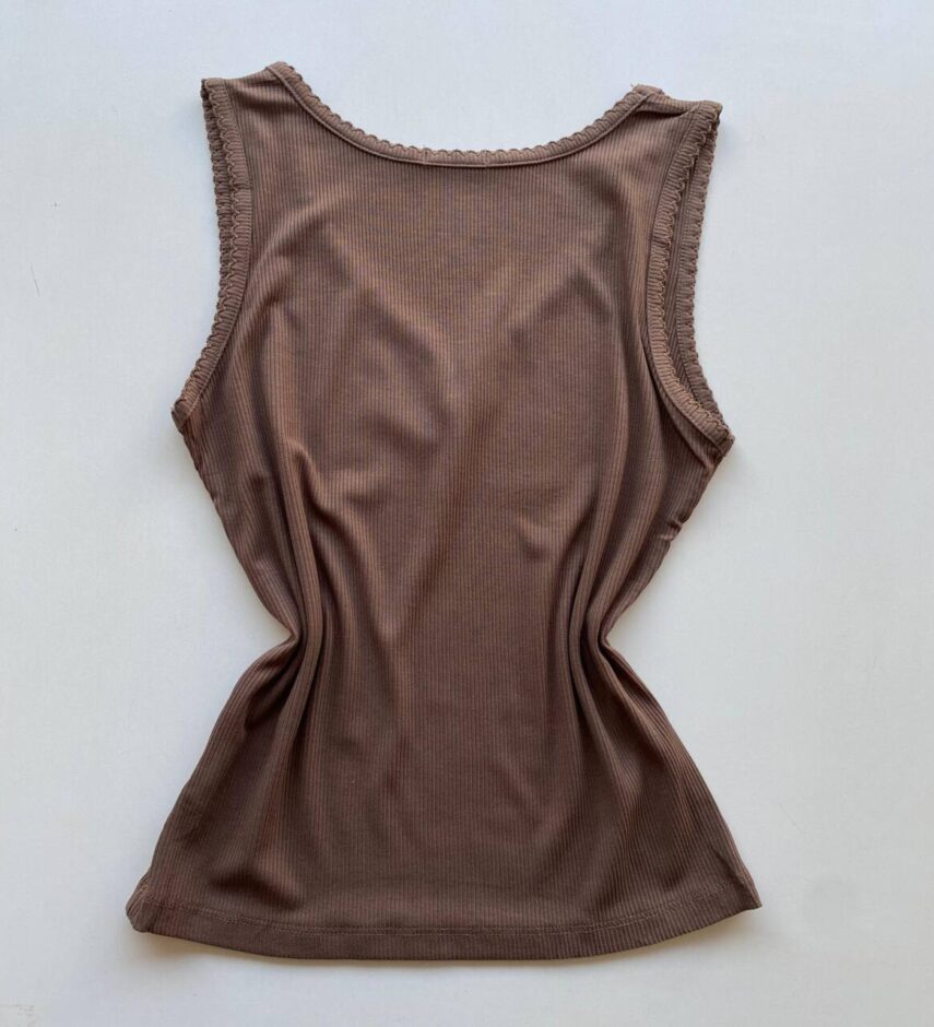 Regata Feminina Canelada Suellen com Detalhes e Botões Cappucino - Fernanda Ramos Store