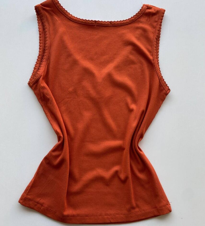 Regata Feminina Canelada Suellen com Detalhes e Botões Coral - Fernanda Ramos Store