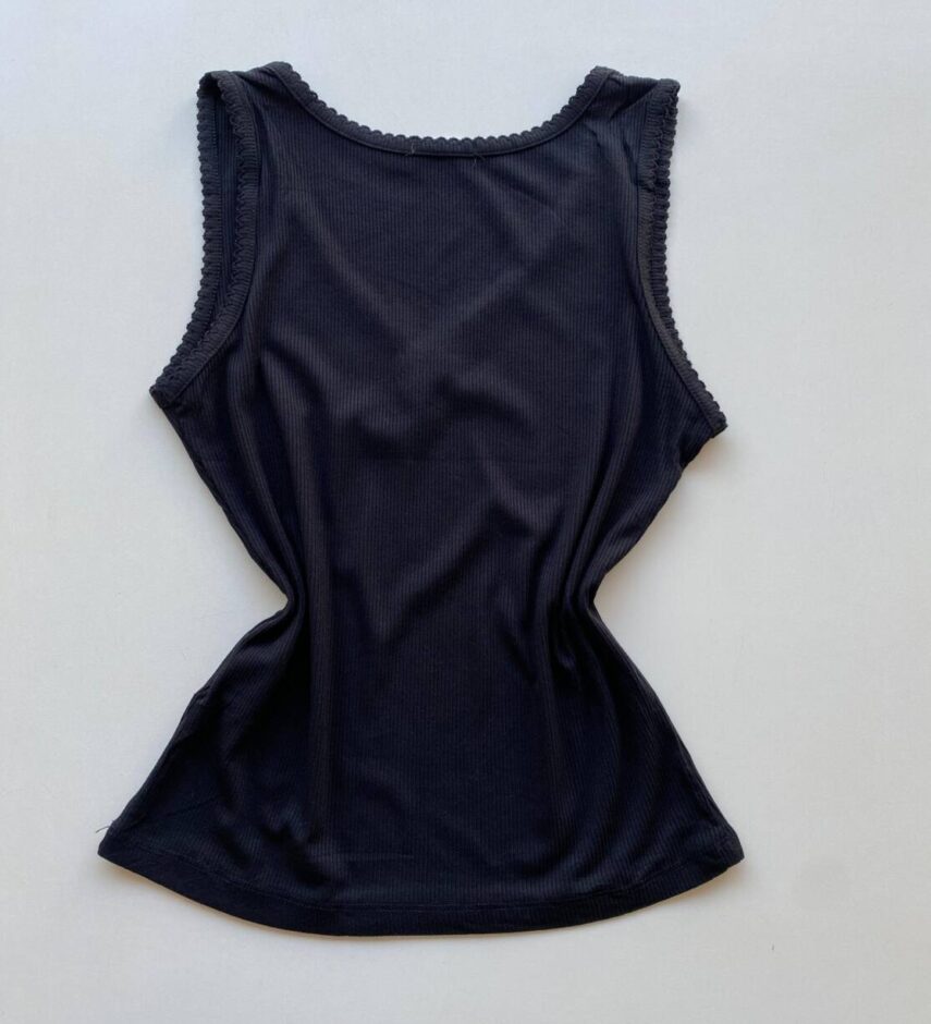 Regata Feminina Canelada Suellen com Detalhes e Botões Preta - Fernanda Ramos Store
