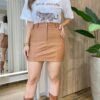 Saia Curta Feminina Lara Couro Eco com Bolsos Caramelo - Fernanda Ramos Store