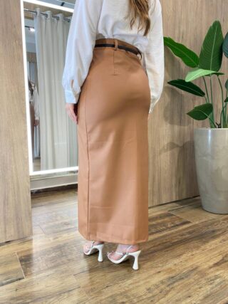 Saia Longa Feminina Vera com Cinto e Bolsos Couro Eco Caramelo - Fernanda Ramos Store
