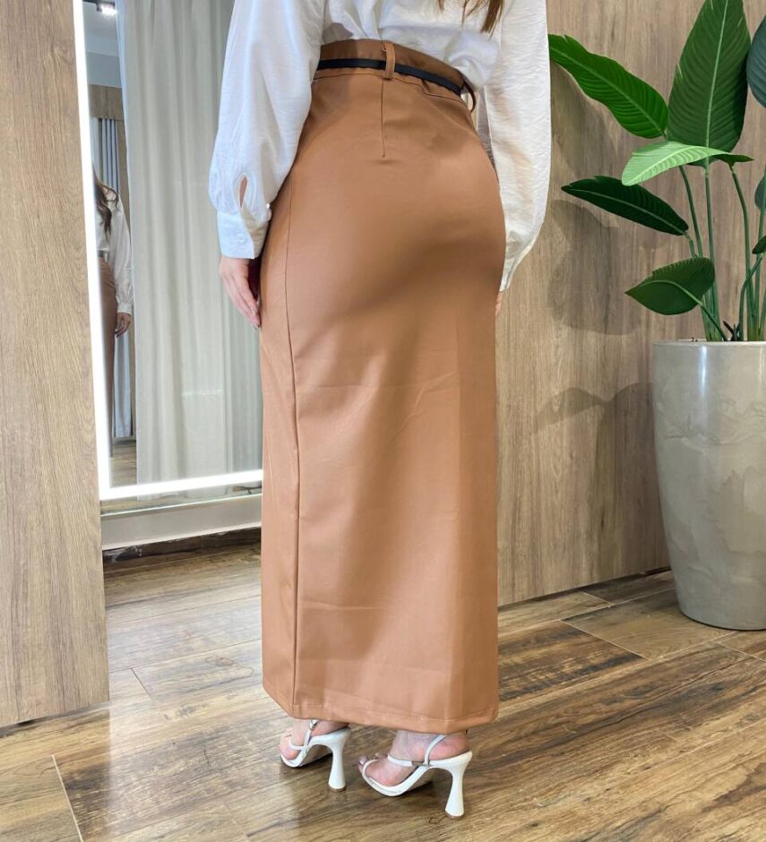 Saia Longa Feminina Vera com Cinto e Bolsos Couro Eco Caramelo - Fernanda Ramos Store
