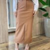 Saia Longa Feminina Vera com Cinto e Bolsos Couro Eco Caramelo - Fernanda Ramos Store