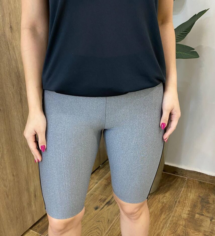 Bermuda Feminina Fitness com Detalhe Lateral Cinza - Fernanda Ramos Store