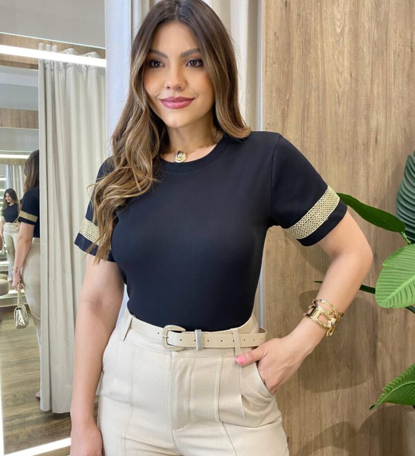 Blusa Feminina Antonella Manga Curta Bordado na Manga Preto - Fernanda Ramos Store