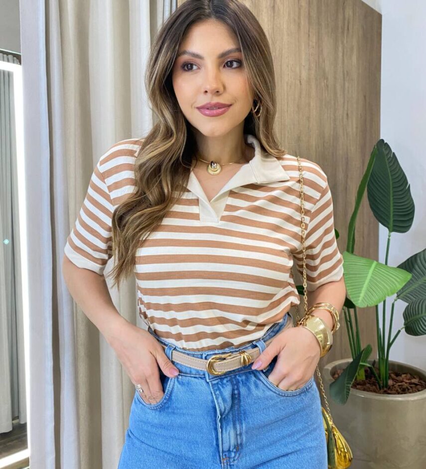 Blusa Feminina Decote V Gola Listrada Nude com Caramelo - Fernanda Ramos Store