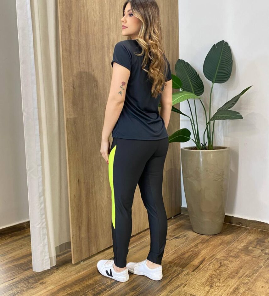 Blusa Feminina Fitness Manga Curta sem Bojo Preta - Fernanda Ramos Store