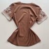 Blusa Feminina Manga Curta Hellen com Bordado Chocolate - Fernanda Ramos Store